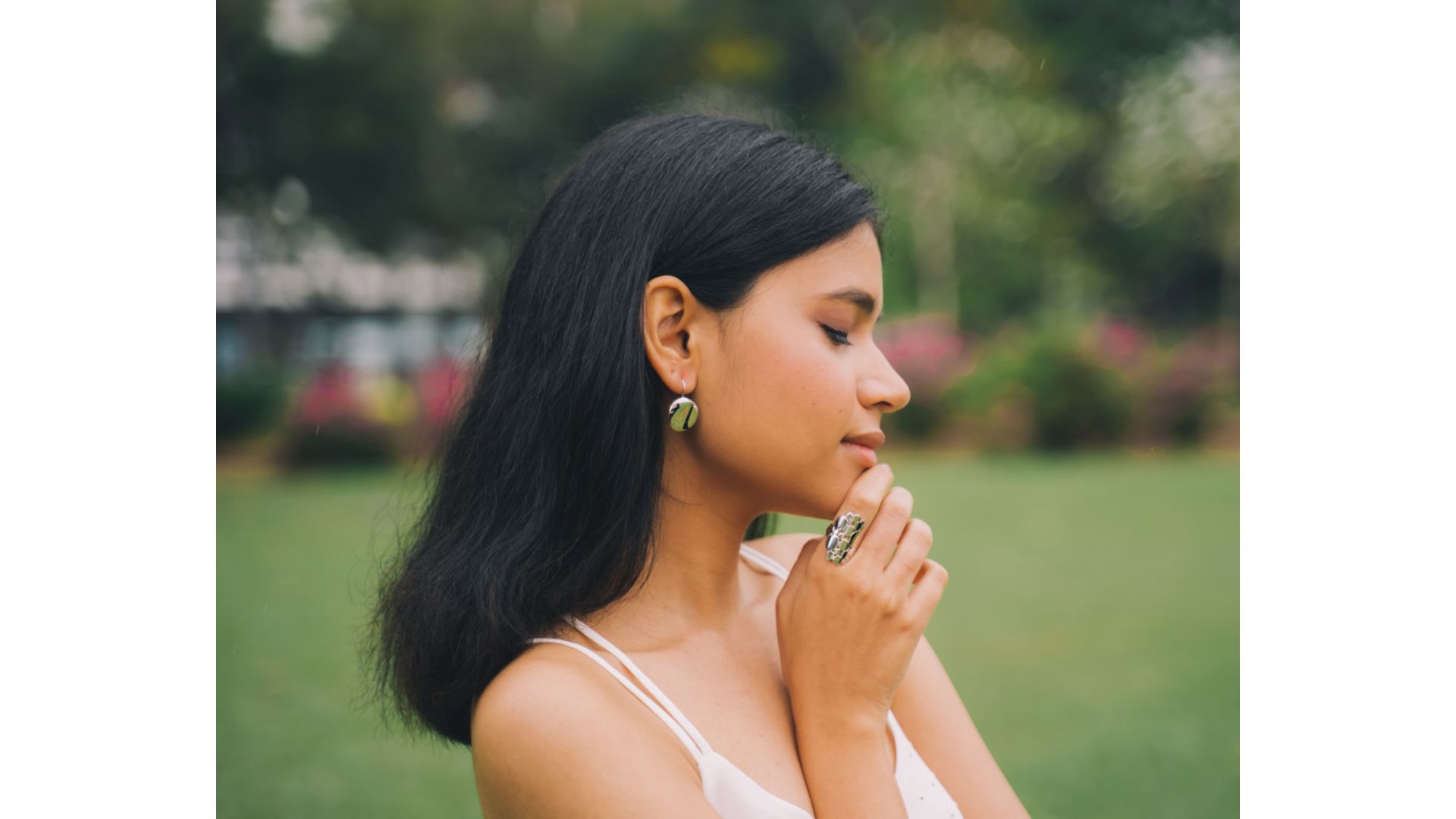 A person with her hand on her chin

Description automatically generated
