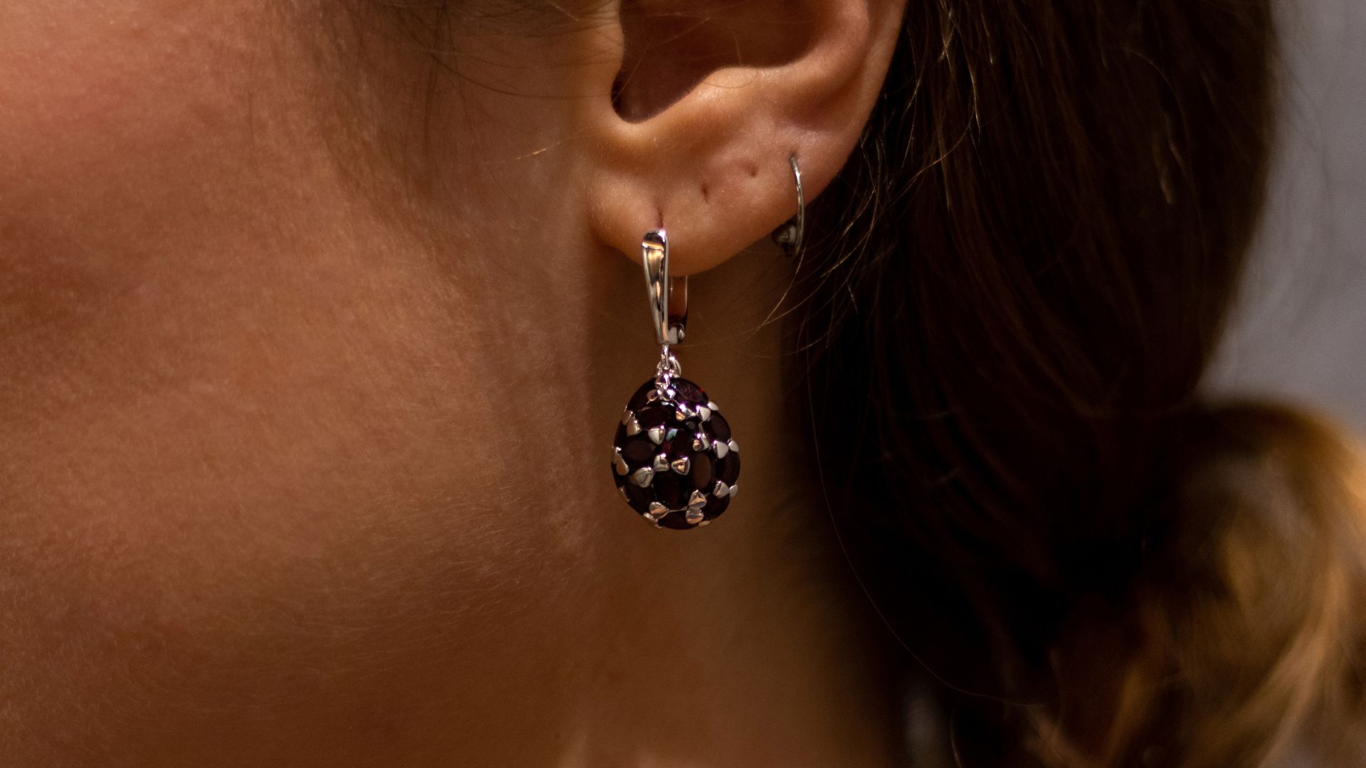 A close-up of a person's ear

AI-generated content may be incorrect.