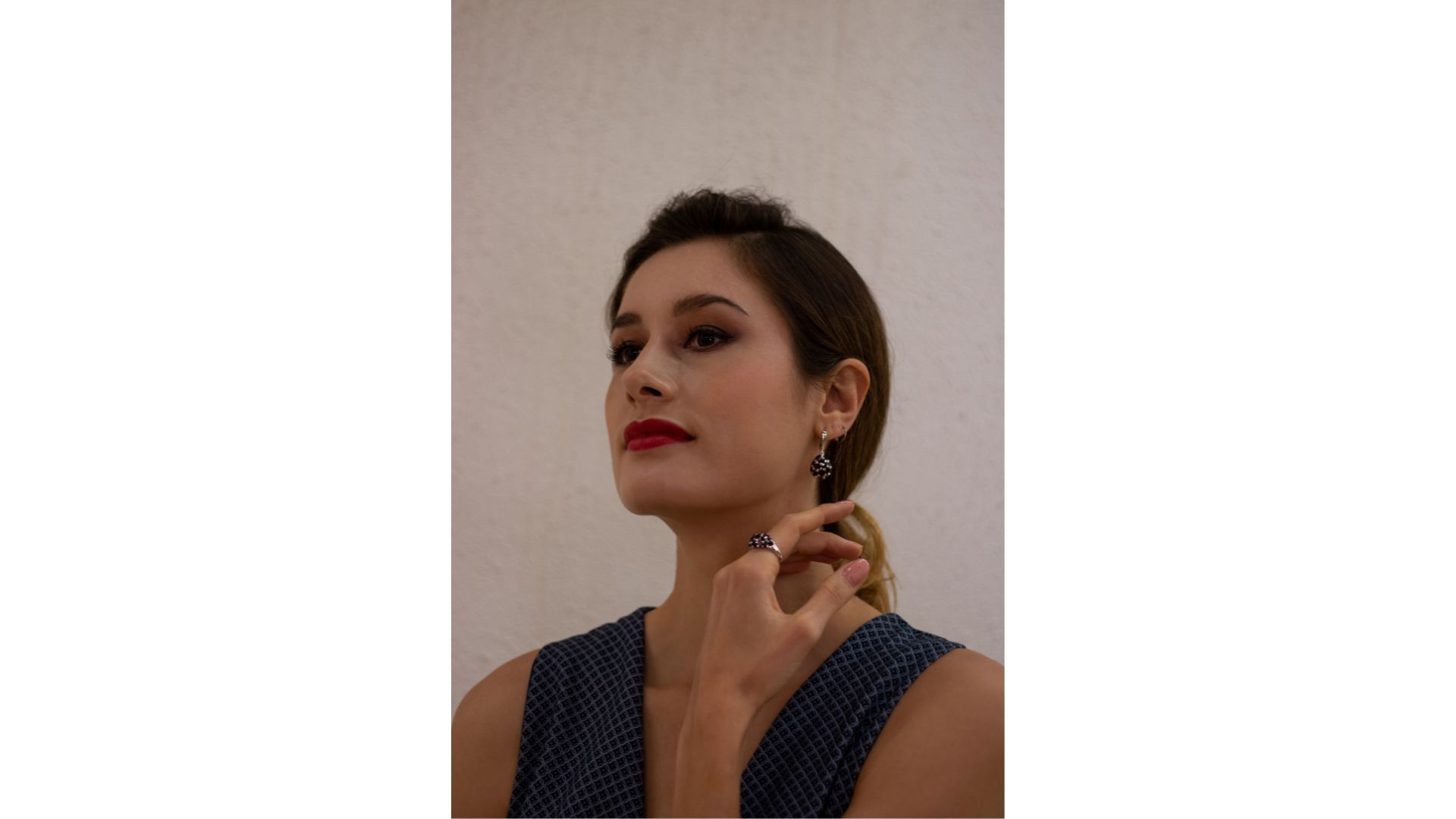 A person with red lipstick

AI-generated content may be incorrect.
