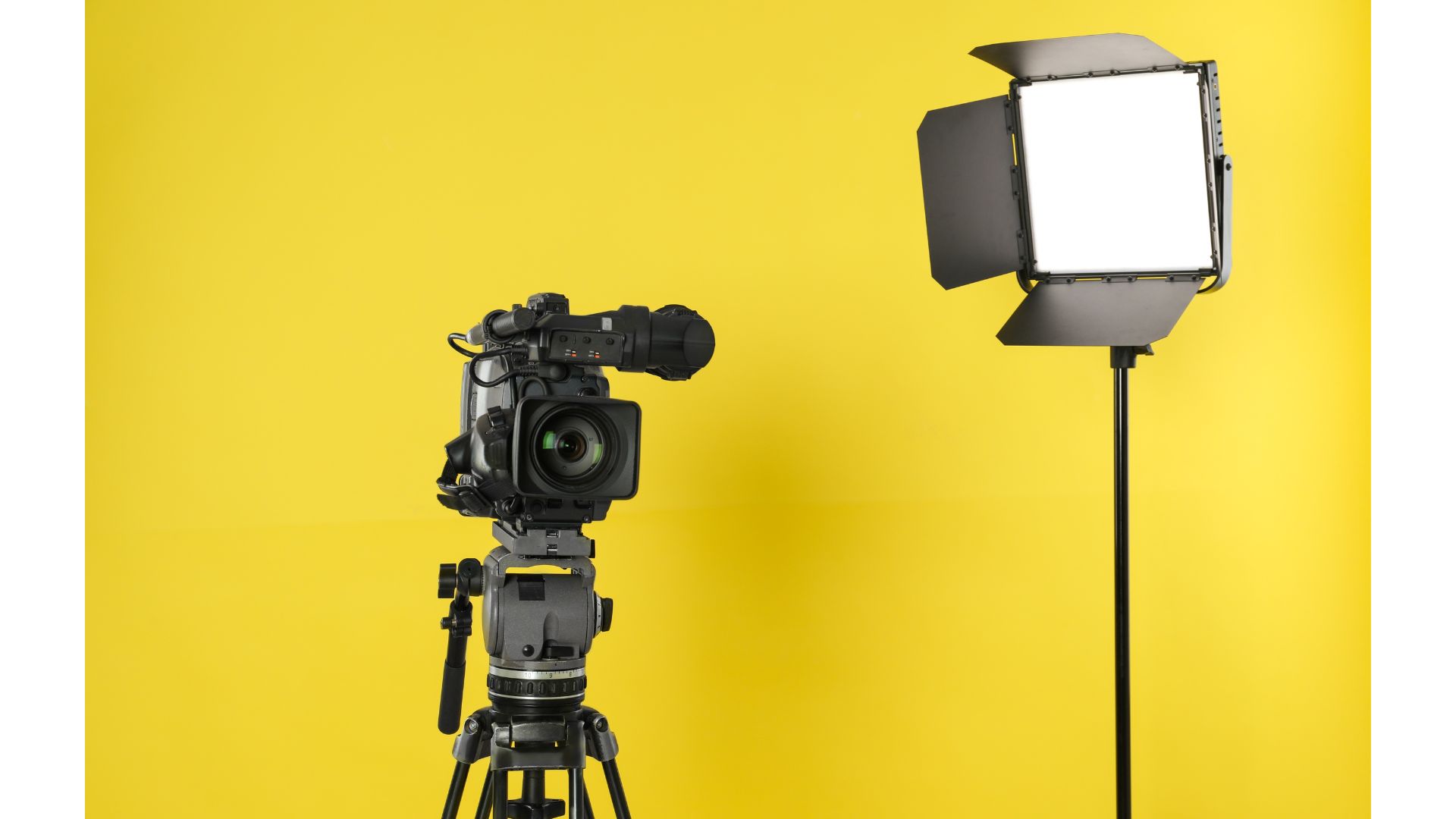 A camera and a light

AI-generated content may be incorrect.