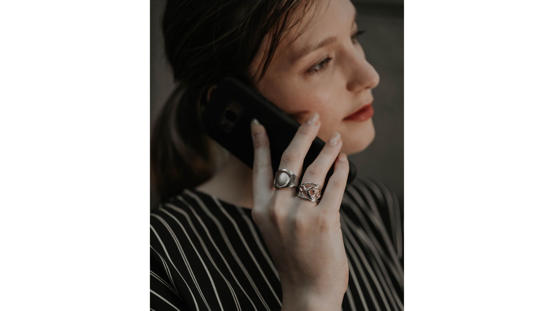 A person holding a cell phone

AI-generated content may be incorrect.