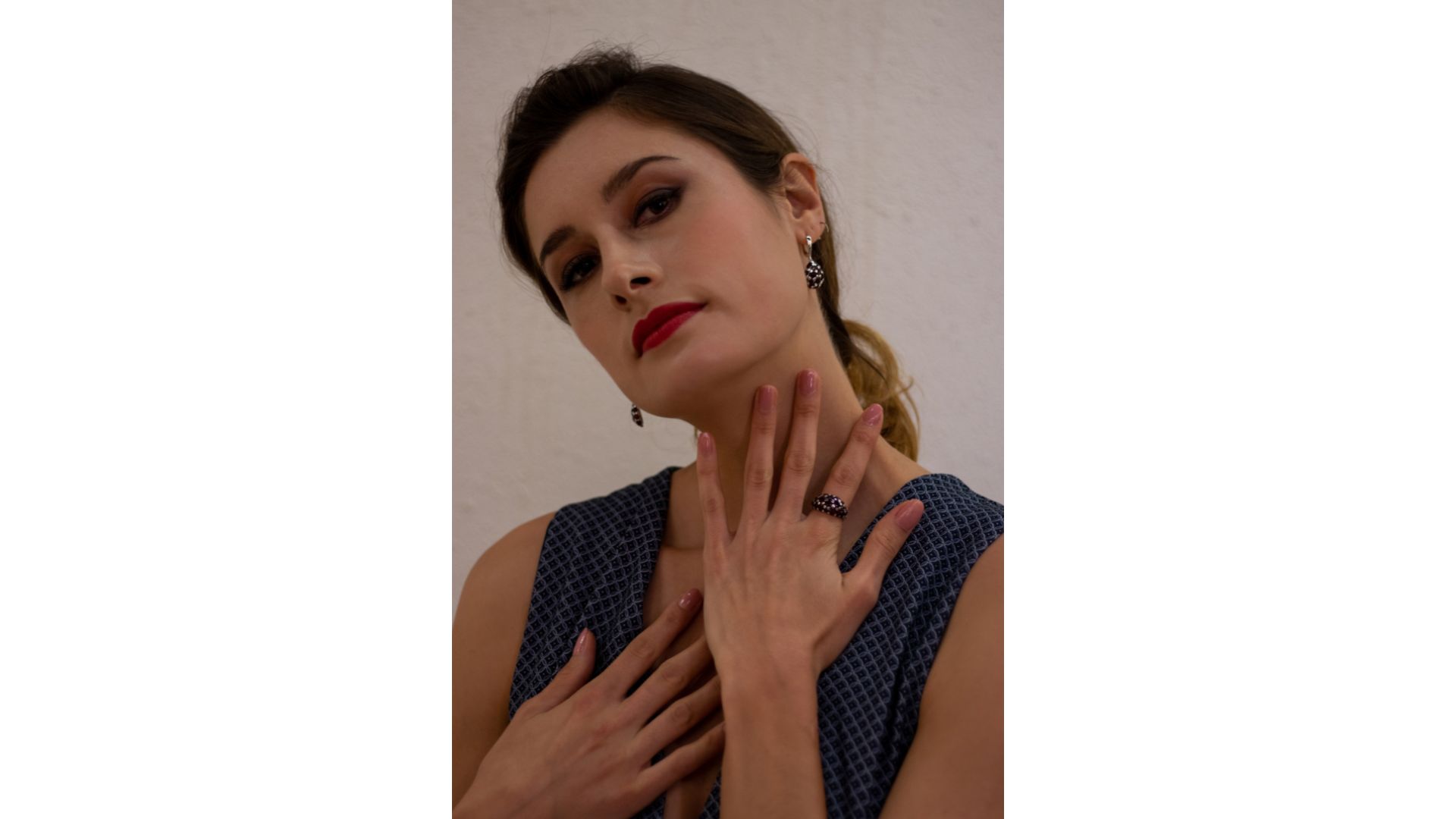 A person with her hands on her neck

AI-generated content may be incorrect.