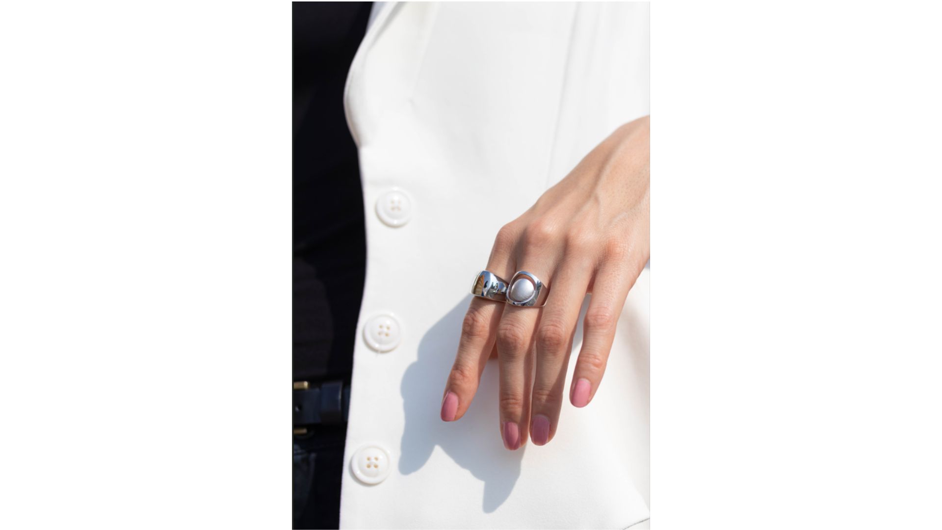 A close-up of a hand with rings

AI-generated content may be incorrect.