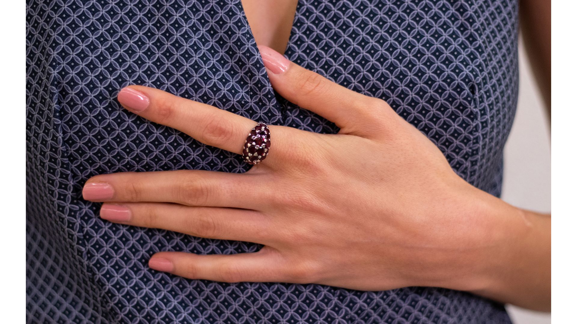 A hand with a ring on finger

AI-generated content may be incorrect.