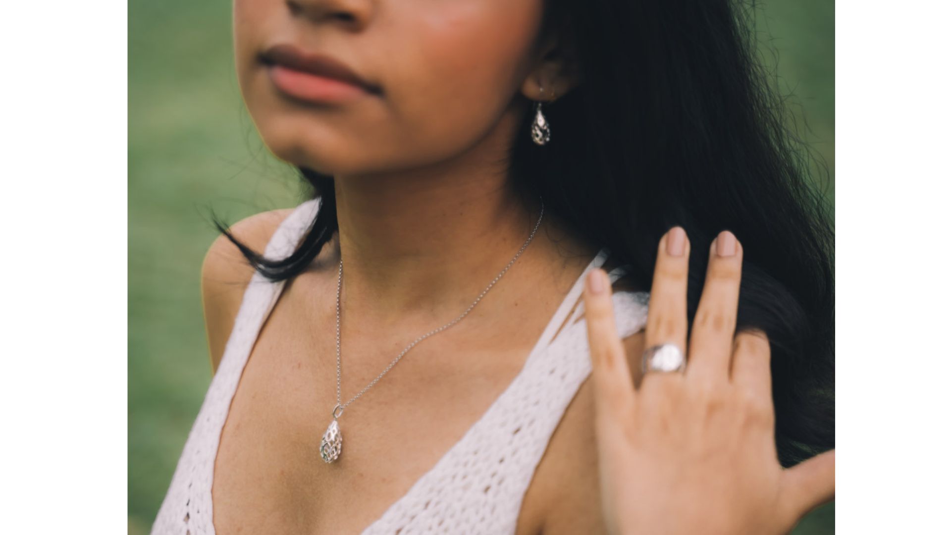 A person wearing a white dress
Description automatically generated