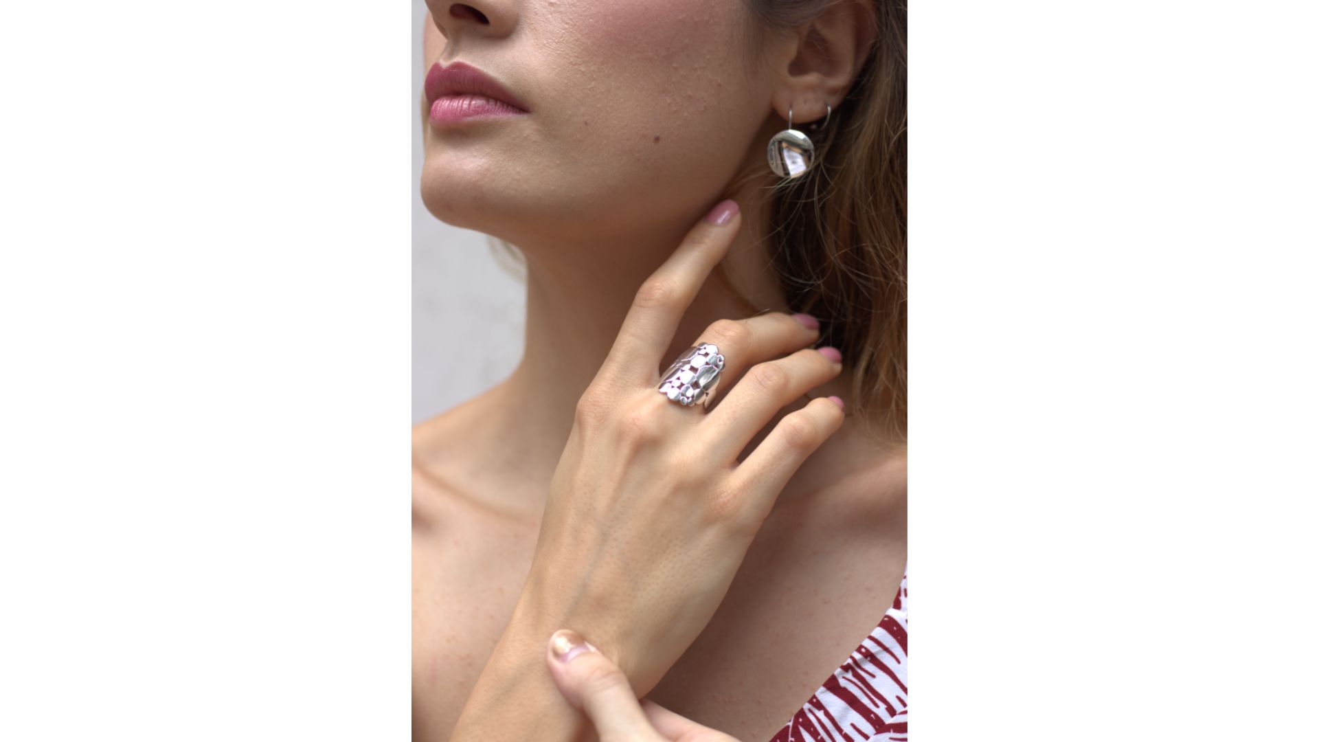 A close-up of a person's hand

Description automatically generated
