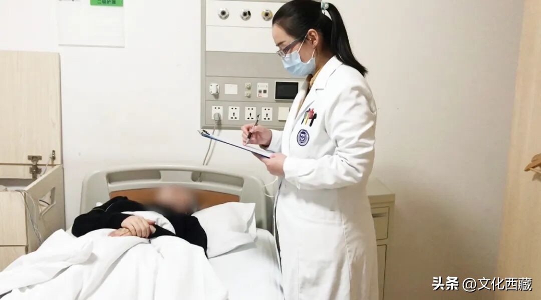 图片包含 室内, 人, 病房, 站
AI 生成的内容可能不正确。