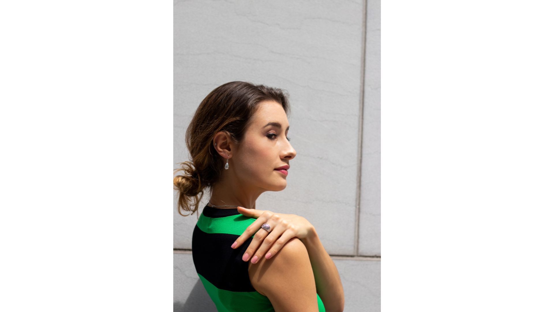 A person in a green and black dress

Description automatically generated