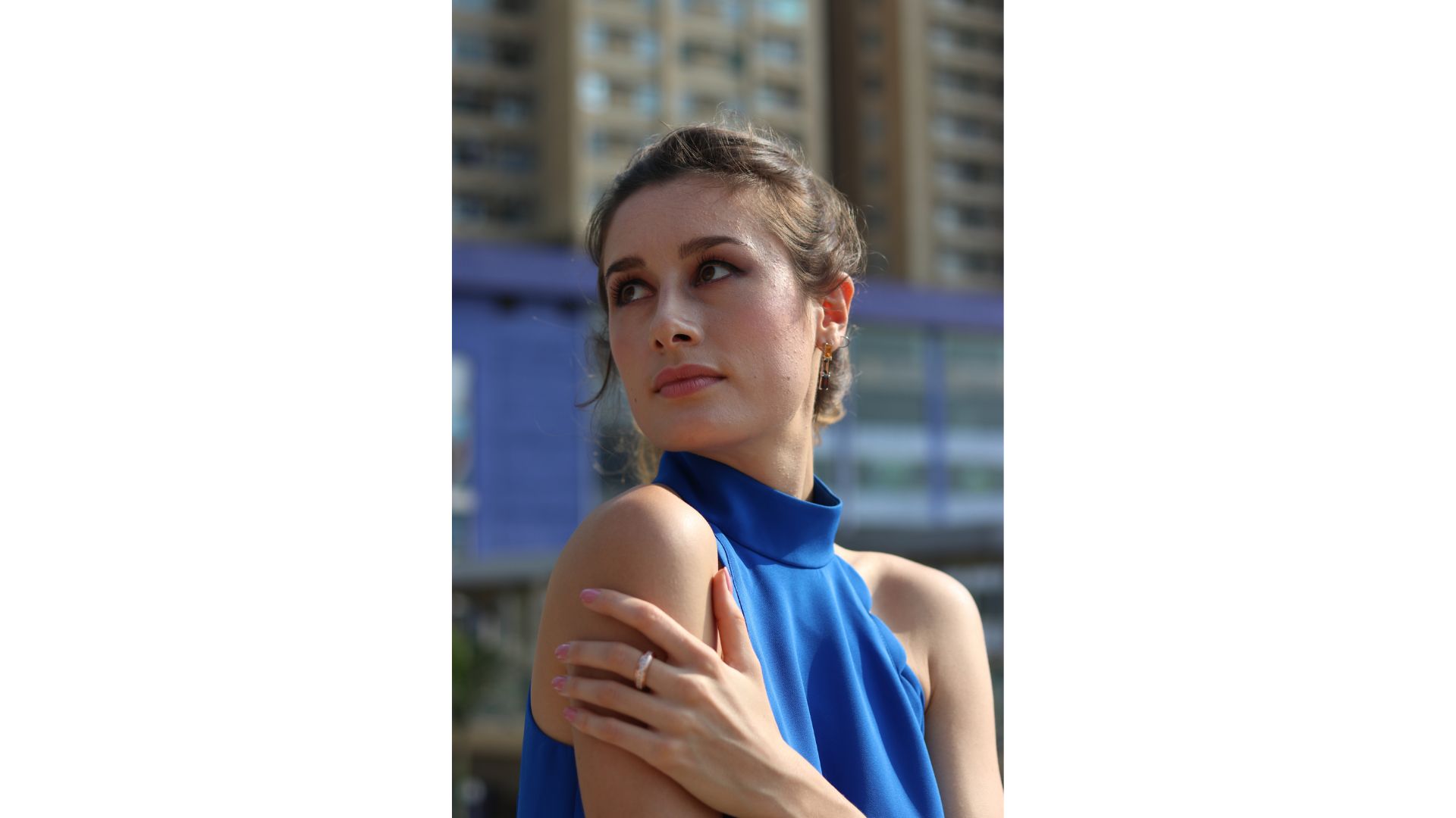 A person in a blue dress

AI-generated content may be incorrect.