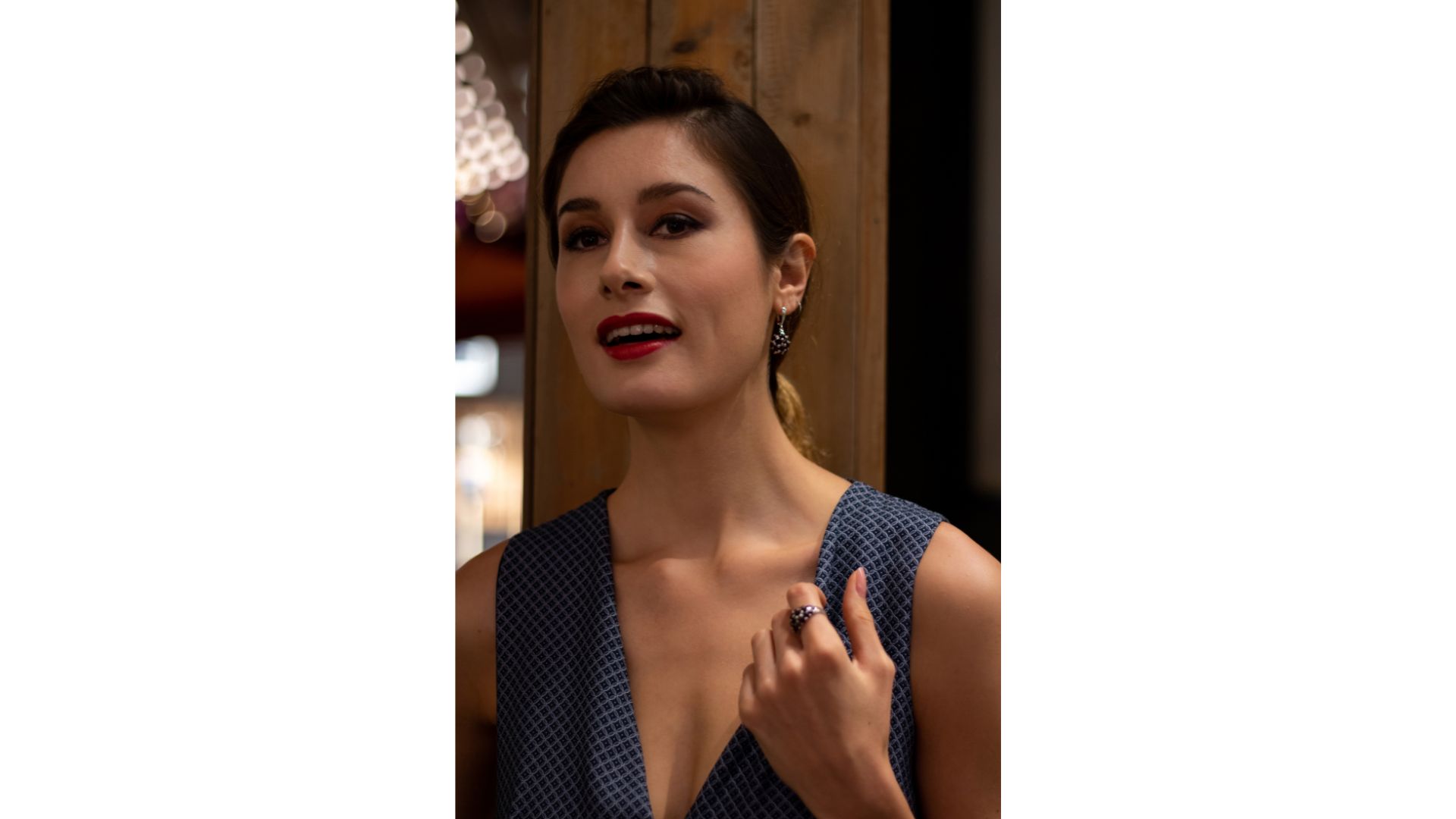 A person with red lipstick and red lips

AI-generated content may be incorrect.
