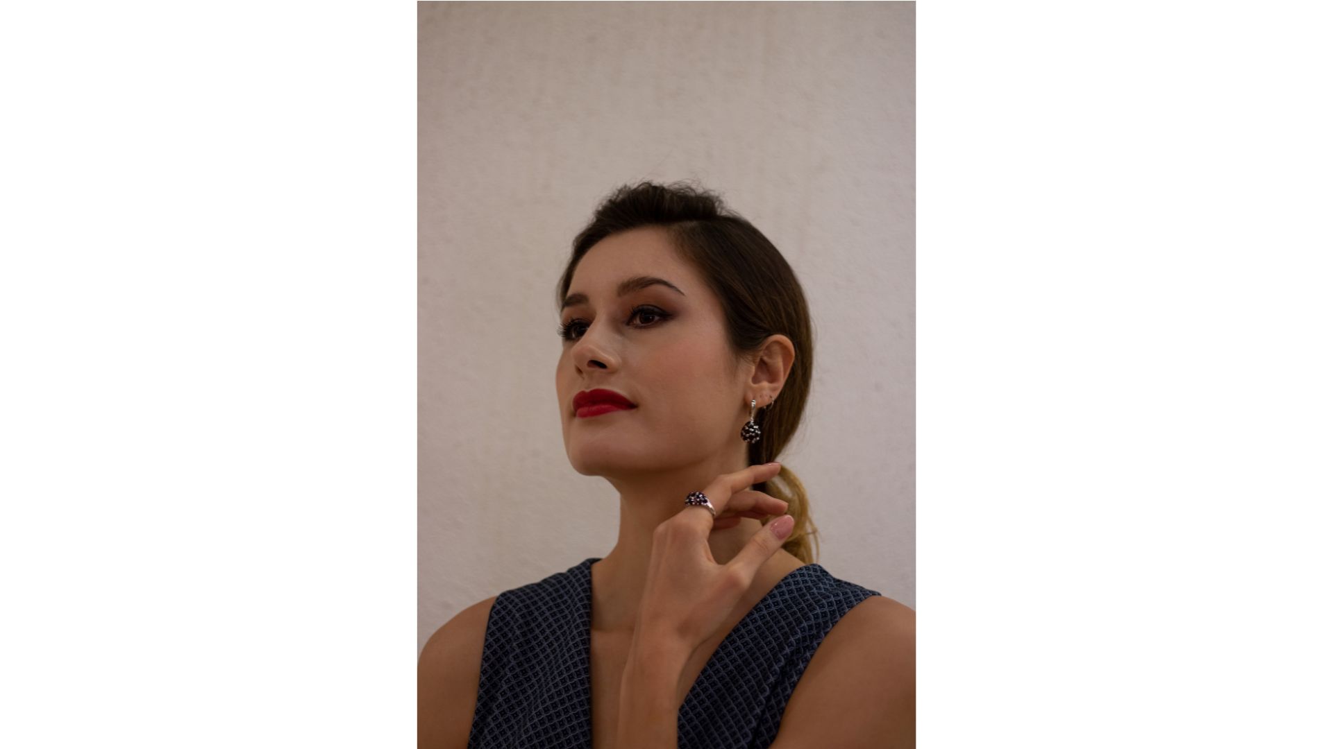 A person with red lipstick and earrings

AI-generated content may be incorrect.