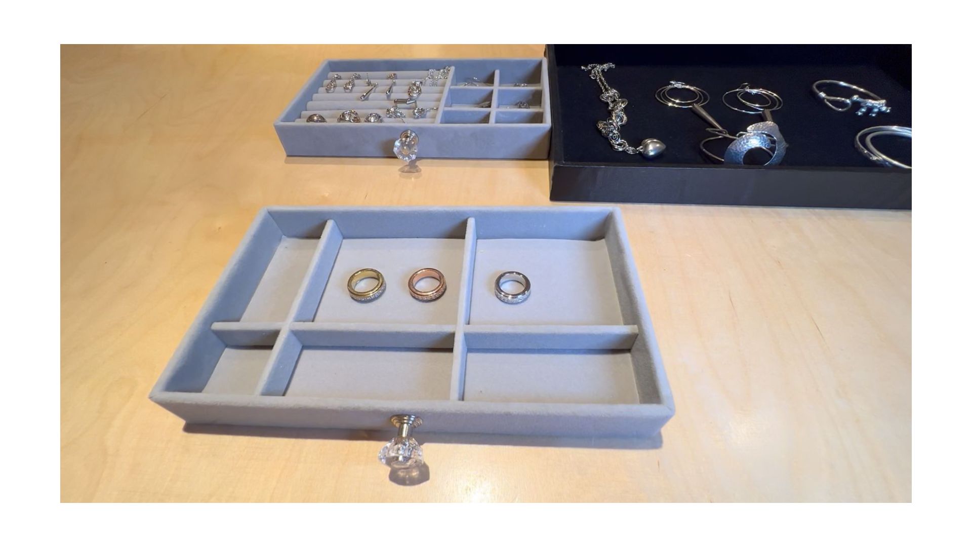 A trays with silver rings and a necklace

AI-generated content may be incorrect.