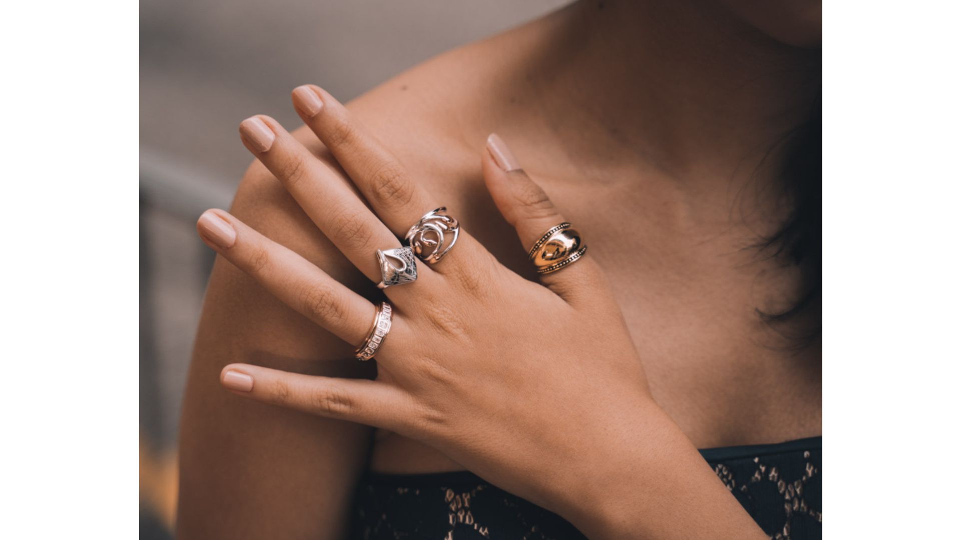 A person wearing rings and jewelry

Description automatically generated