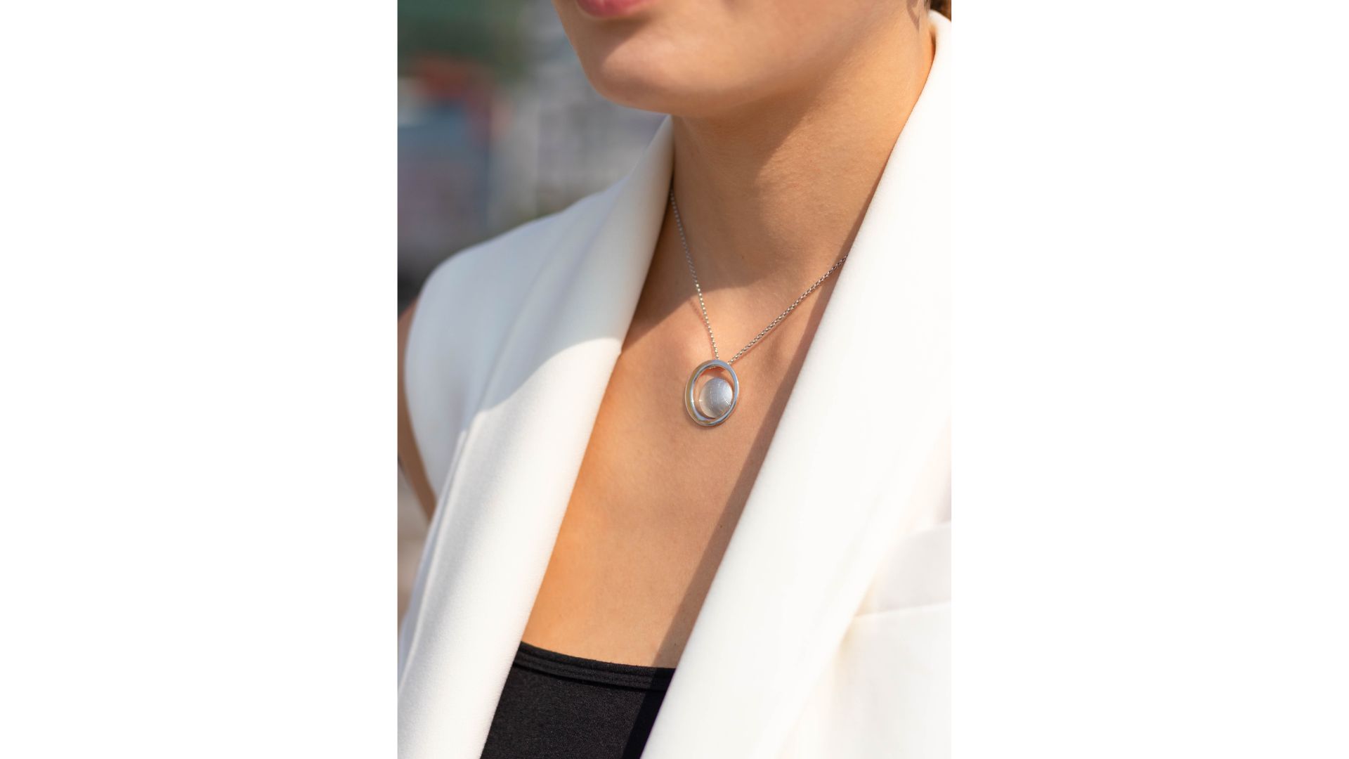 A person wearing a necklace

AI-generated content may be incorrect.