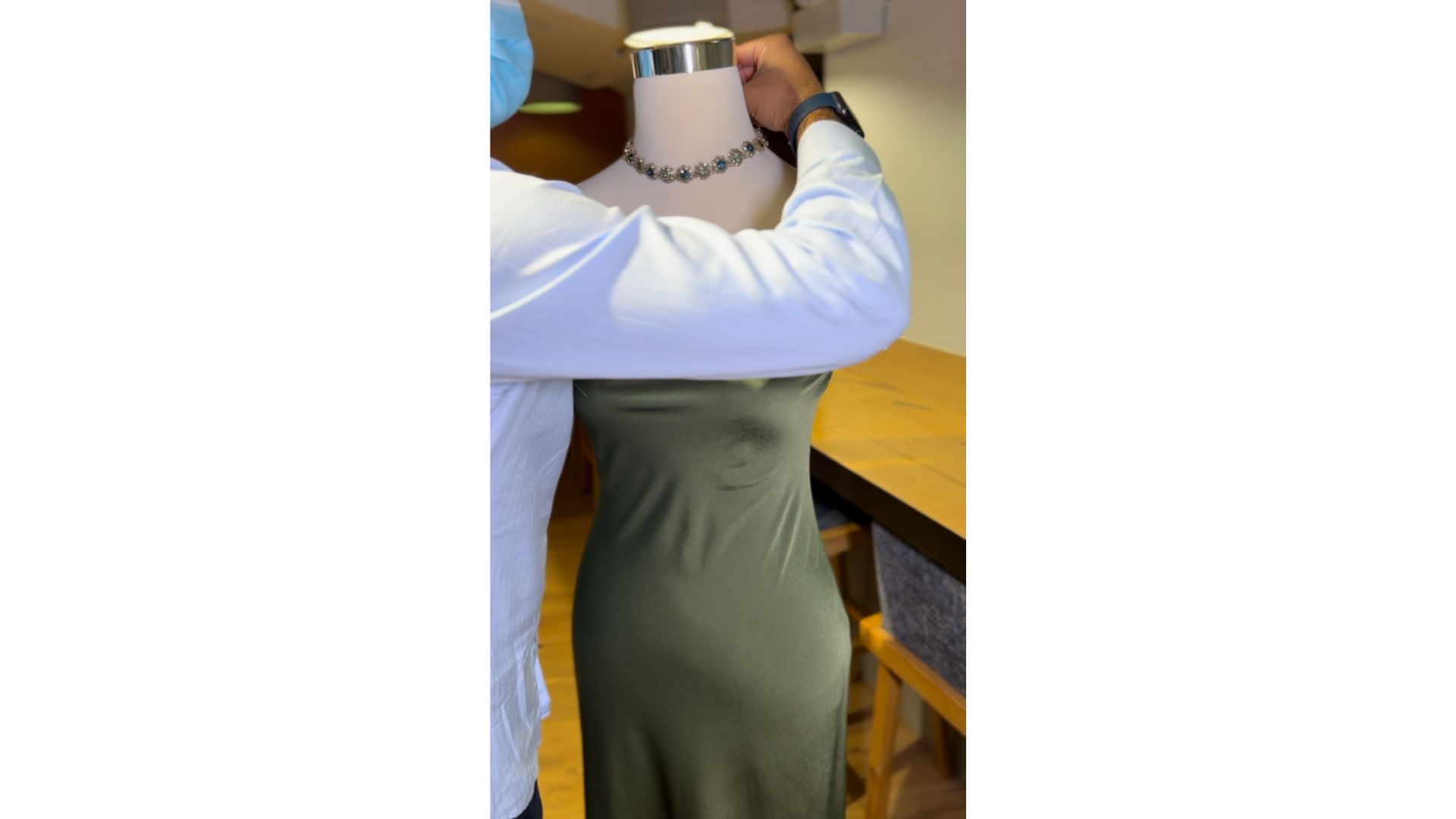 A mannequin with a dress on it
AI-generated content may be incorrect.