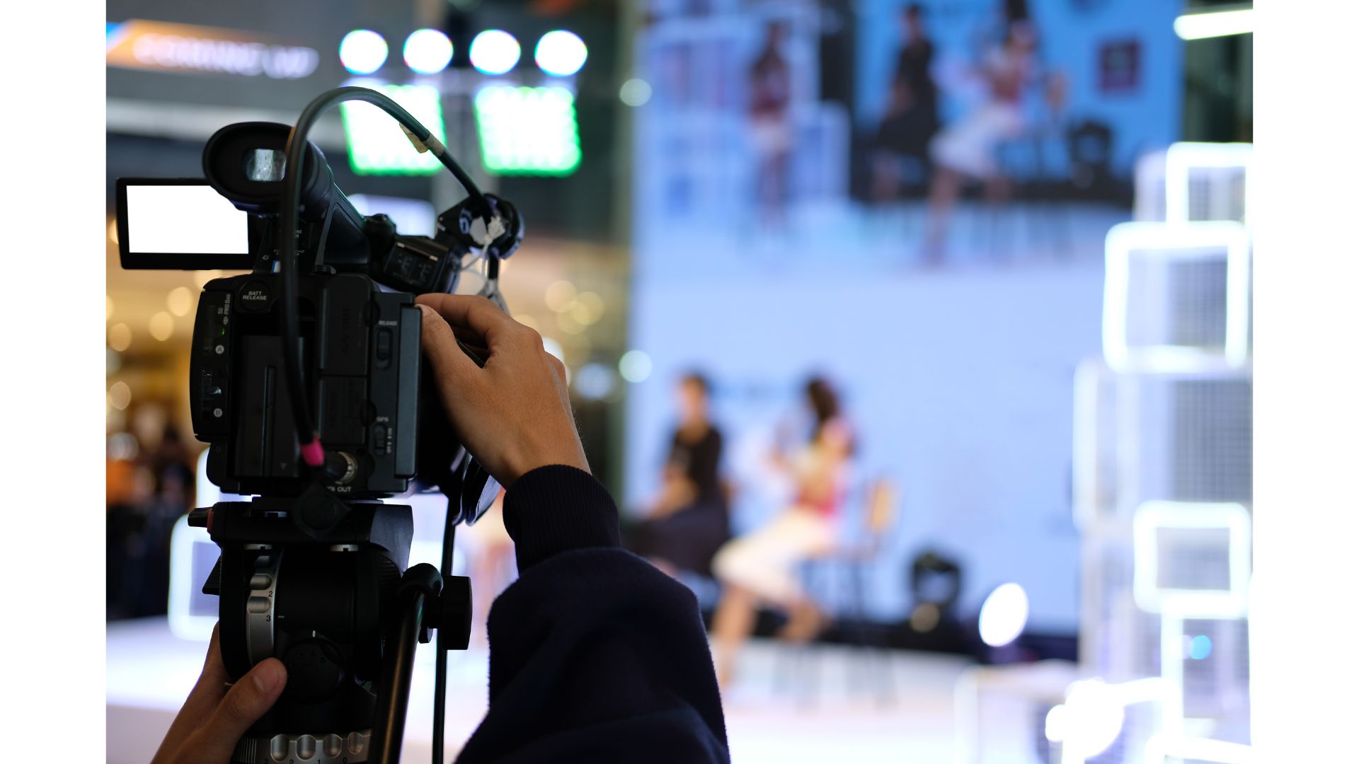 A person holding a camera
AI-generated content may be incorrect.