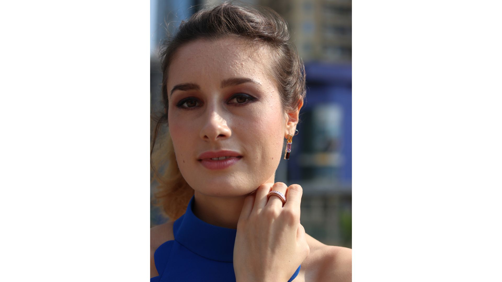 A person with her hand on her chin

AI-generated content may be incorrect.