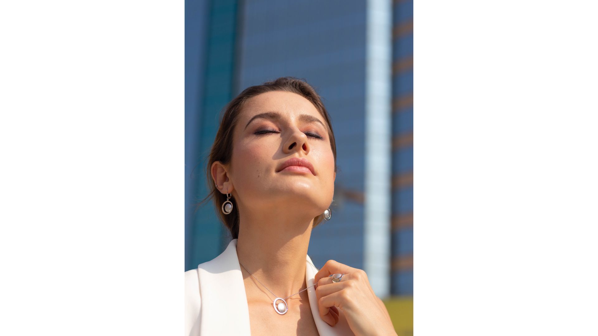A person with her eyes closed

AI-generated content may be incorrect.