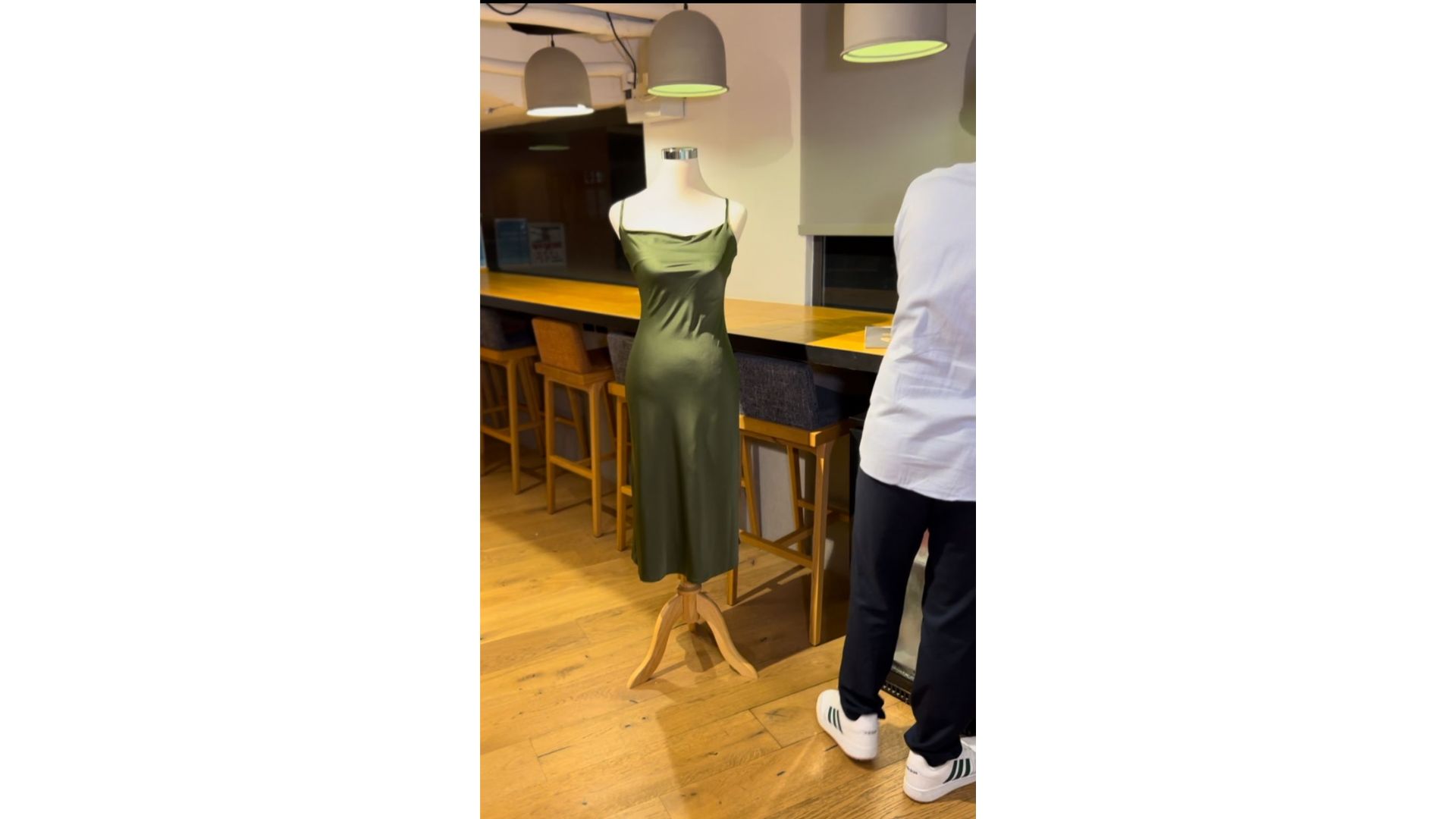 A mannequin in a room with a table and chairs
AI-generated content may be incorrect.