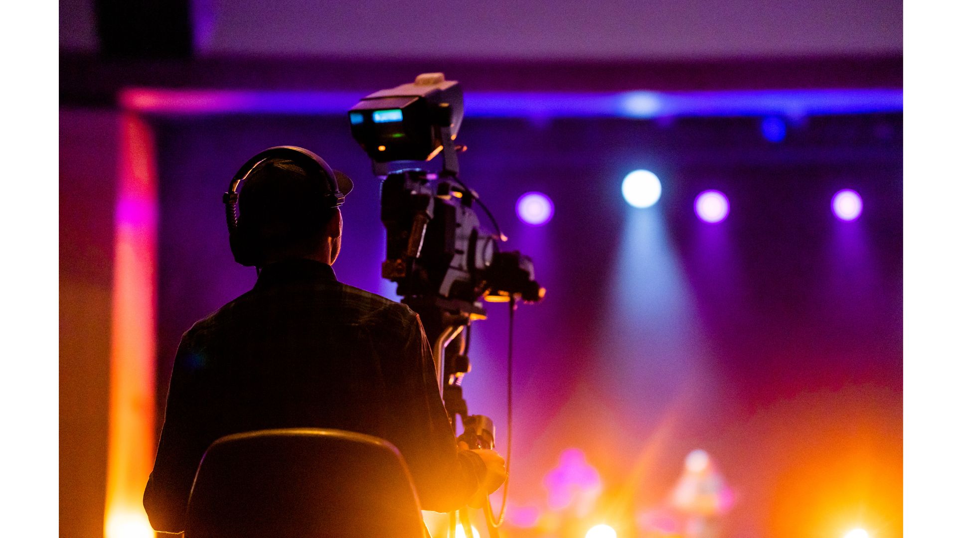 A person with a camera on a tripod

AI-generated content may be incorrect.