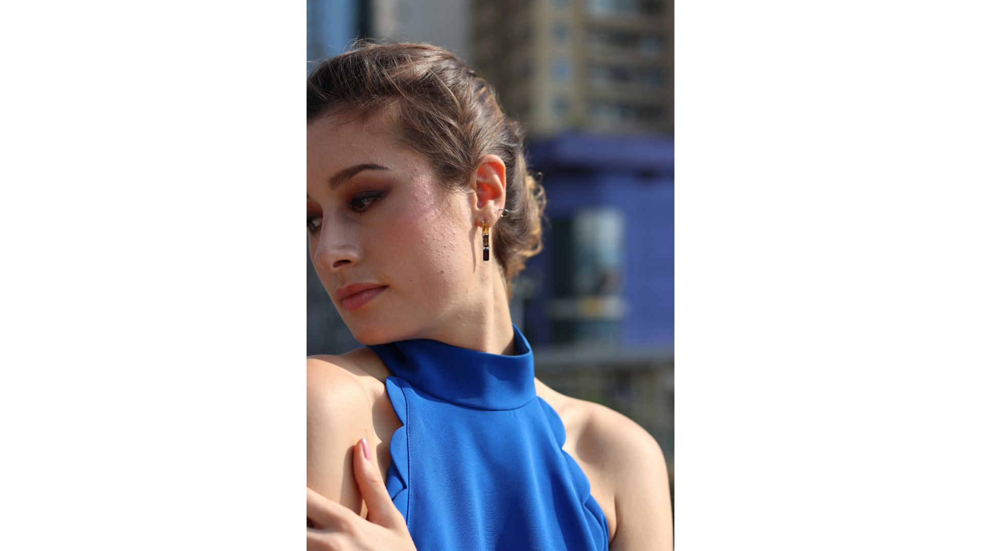 A person in a blue dress
AI-generated content may be incorrect.