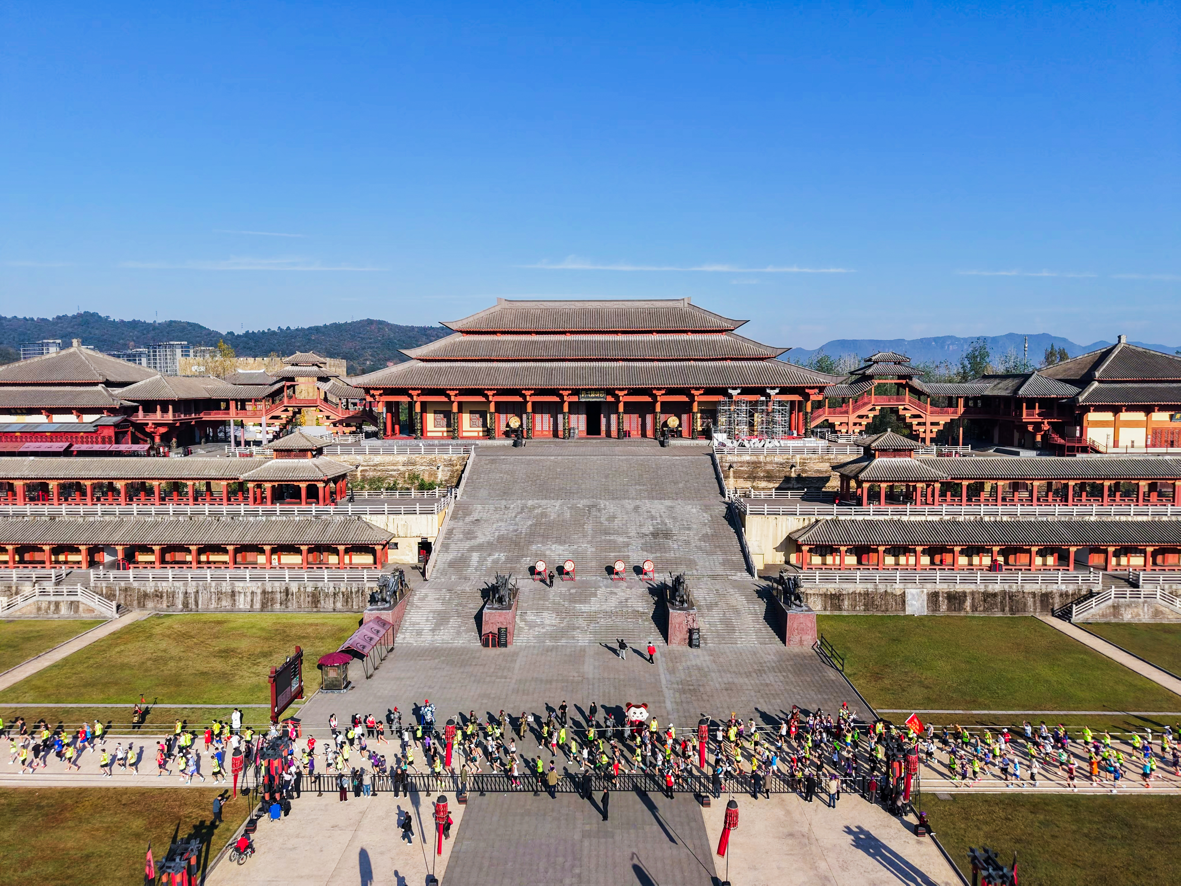 用激情穿越光影赛道,用脚步诠释体育精神!横店马拉松闪耀“中国影视梦工厂”