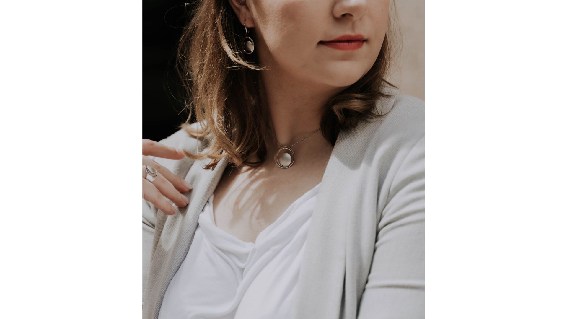 A close-up of a person

AI-generated content may be incorrect.