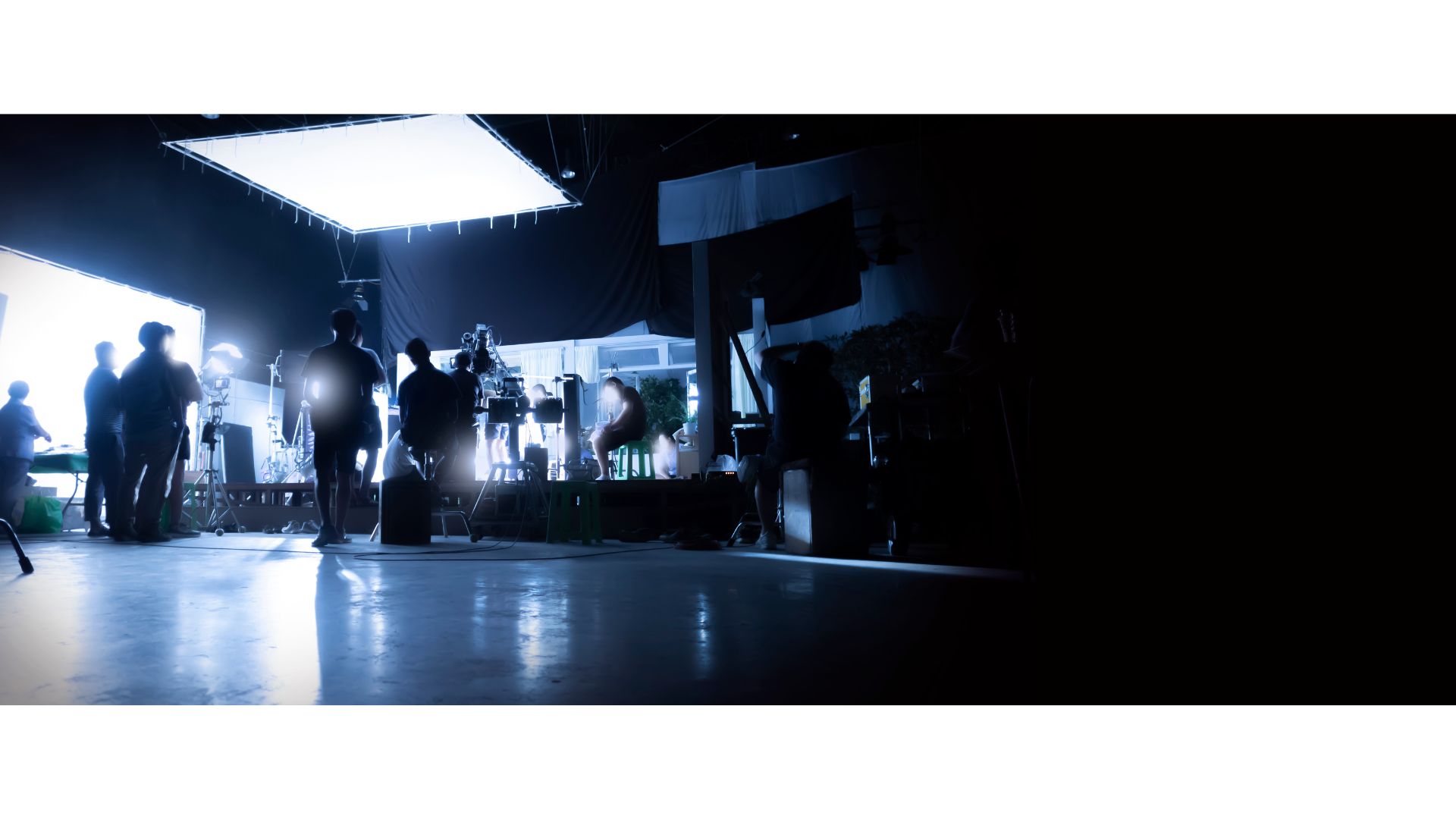 A group of people standing in a dark room

AI-generated content may be incorrect.